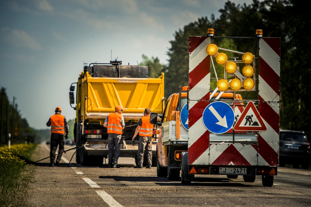 Sāk atjaunot ceļa segumu no Kalnciema līdz Kūdrai