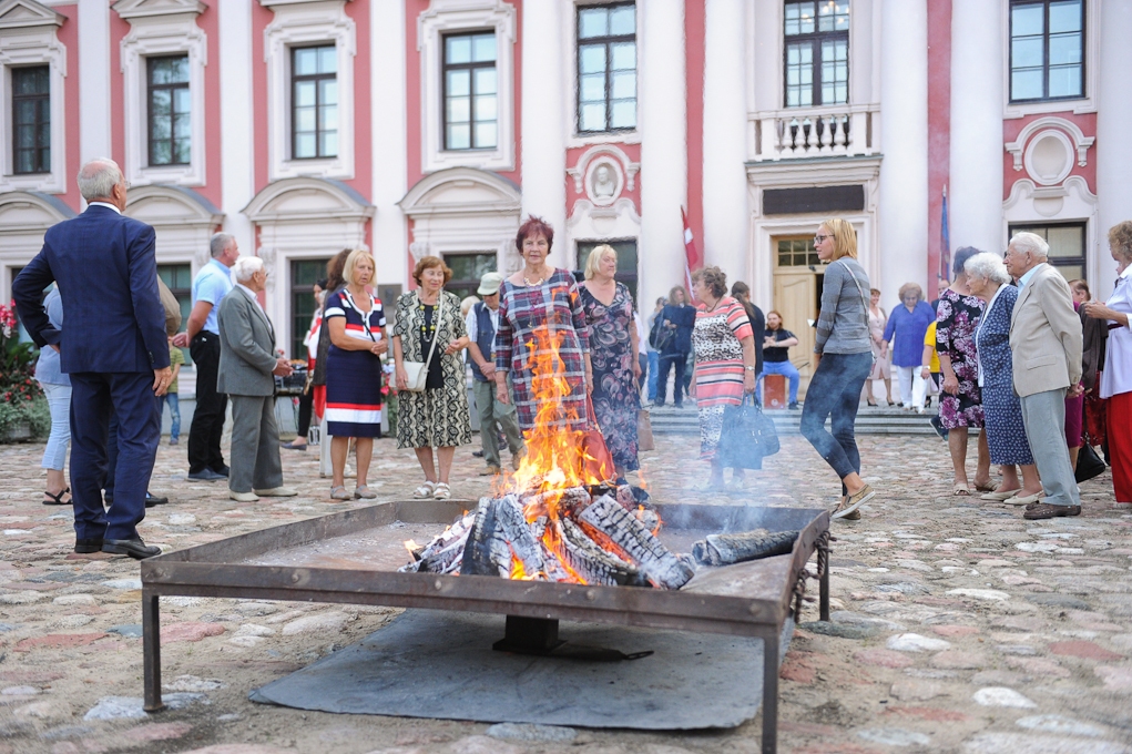 Jelgavnieki atceras Baltijas ceļu (FOTO)