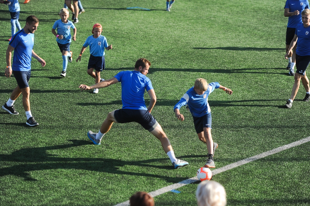 Futbola dienas mačs „100:11” noslēdzas ar draudzīgu neizšķirtu (FOTO)