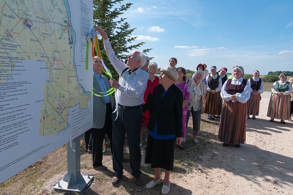 Jaunsvirlaukas skolas akmens “nosauc” pagasta izcilniekus (FOTO)