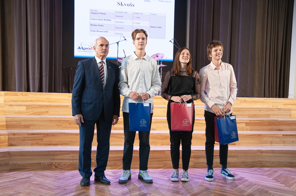 Sumina Latvijas Jaunatnes olimpiādes medaļniekus (FOTO)