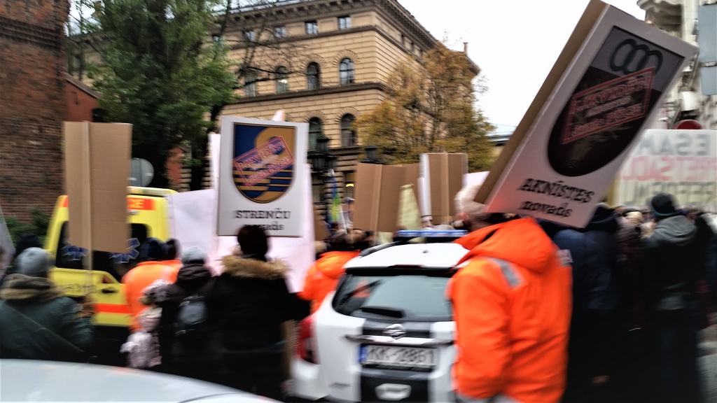 Nepanākuši vienošanos par atalgojuma garantiju izpildi, mediķi turpinās akcijas