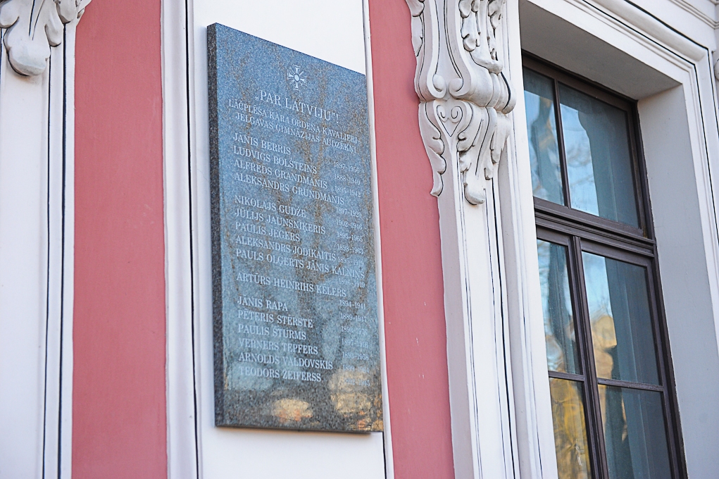 Atklāj piemiņas plāksni Jelgavas ģimnāzijas audzēkņiem – Lāčplēša Kara ordeņa kavalieriem (FOTO)