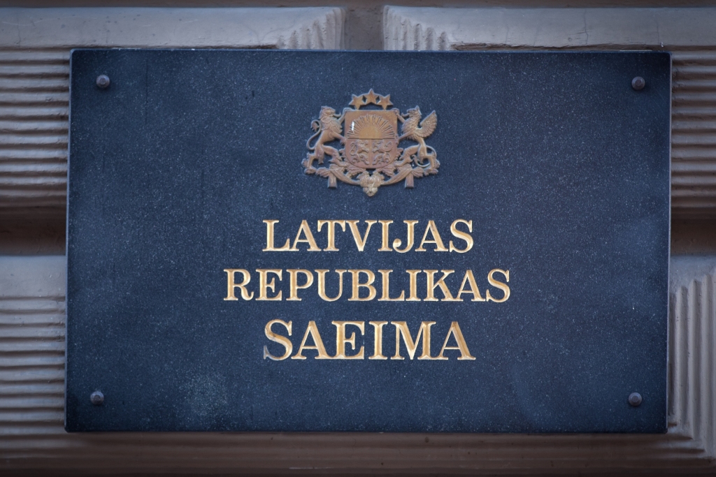 Saeima līdz sasaukuma beigām “iesaldē” deputātu algas