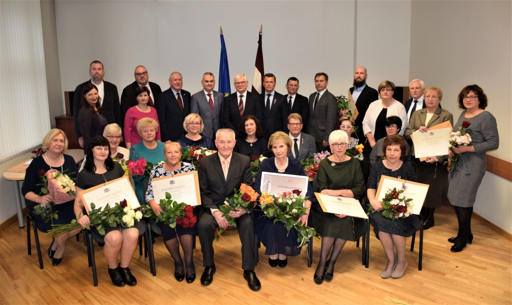 Veselības nozares pārstāvjiem pasniedz Atzinības un Pateicības rakstus