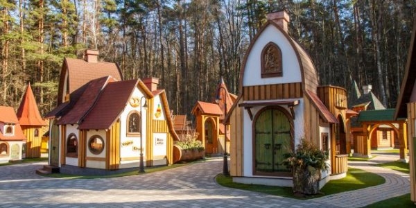 Tērvetes dabas parkā top jauni namiņi rūķu pilsētā Čiekurē