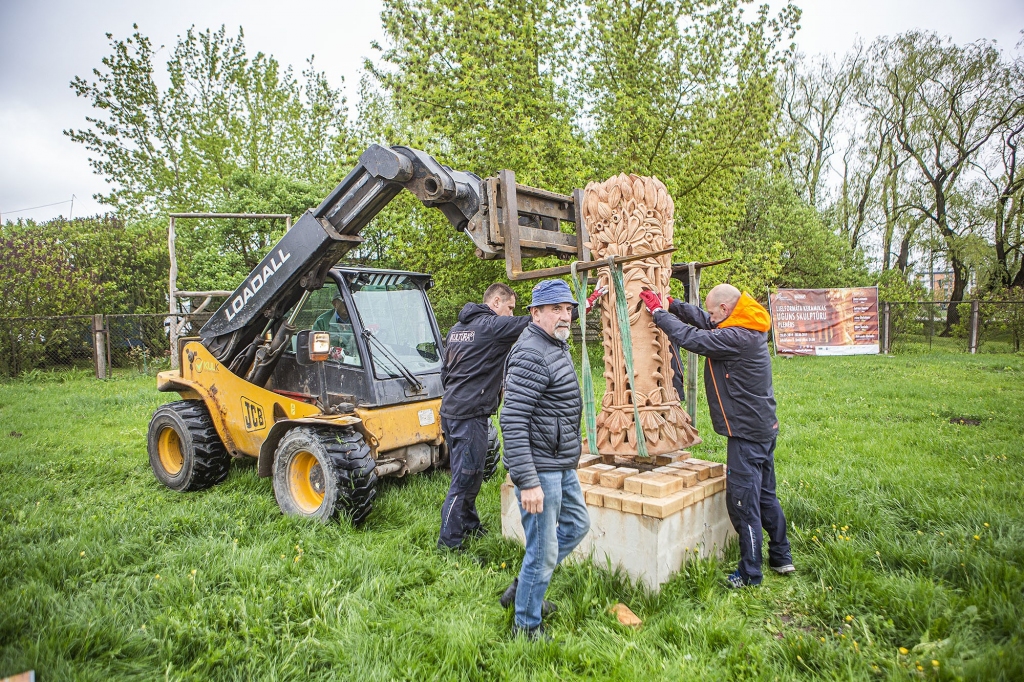 Pērn radītie mākslas darbi atrod vietu šamota skulptūru parkā Jelgavas Pasta salā (FOTO)