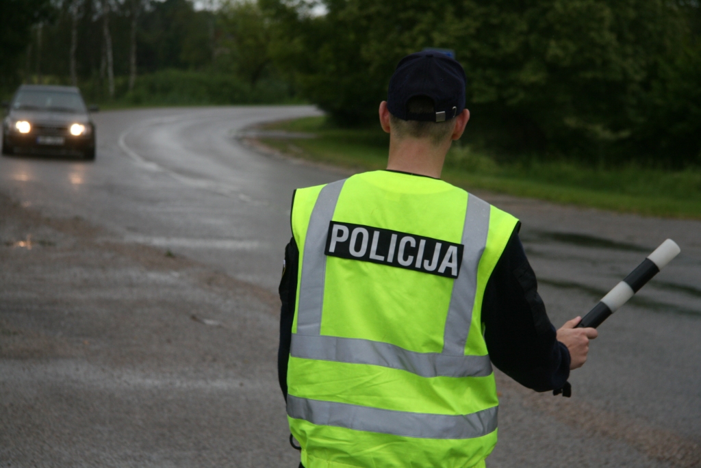 Policija svētkos pastiprināti uzraudzīs ceļu satiksmes drošību