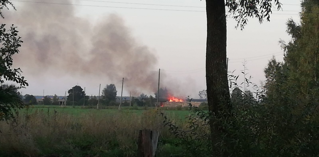 Jelgavas novadā kopš piektdienas vakara dzēš degošu šķūni un salmu ruļļus