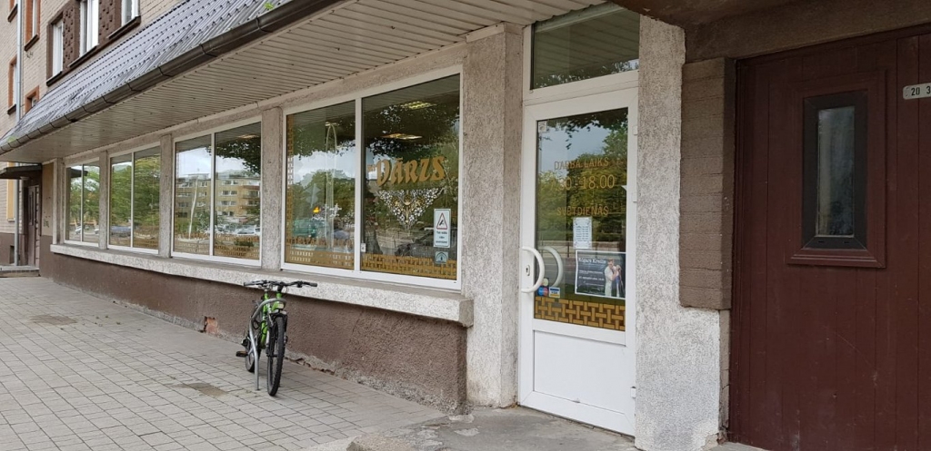 Jelgavas domes “alkoholisko ziedu” lietā trauksmes cēlēja uzvar tiesā; lietu pret domi policija izbeidz