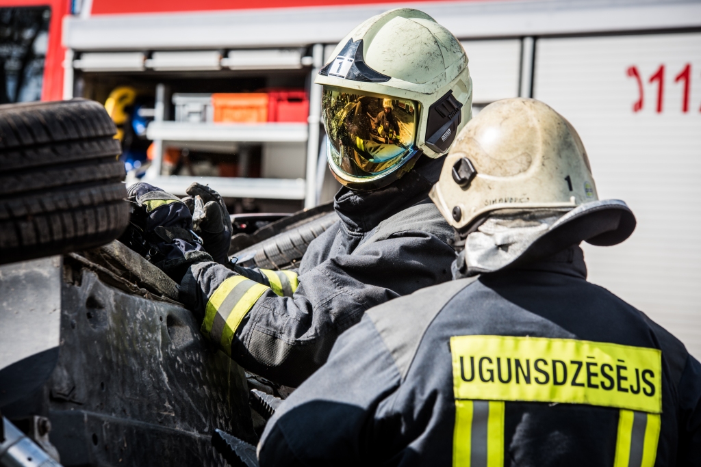 Ugunsdzēsēji glābēji atbrīvo automašīnās iespiestus cilvēkus