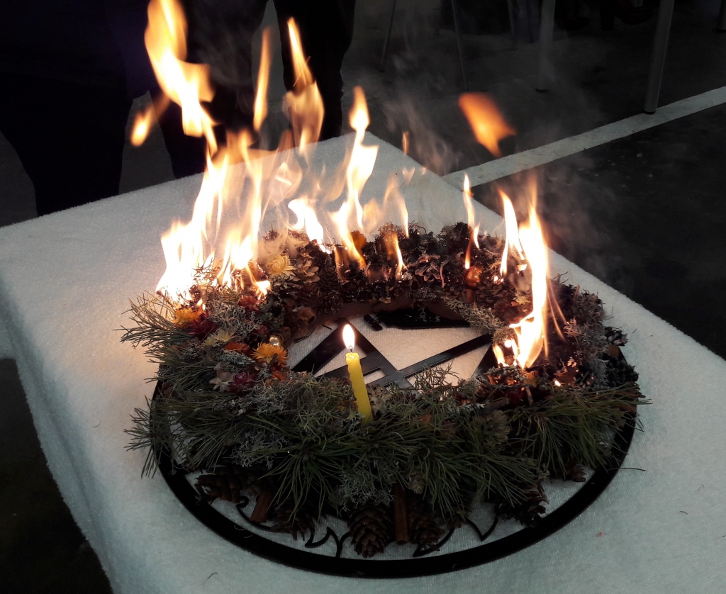 Jelgavā daudzdzīvokļu namā dzēsts aizdedzies adventes vainags