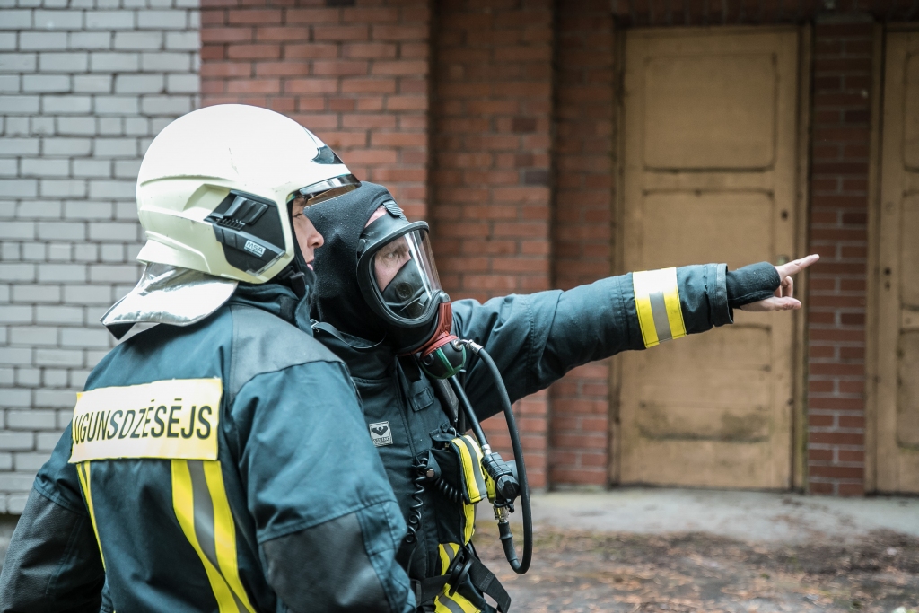 Līvbērzē dega daudzdzīvokļu mājas pagrabs