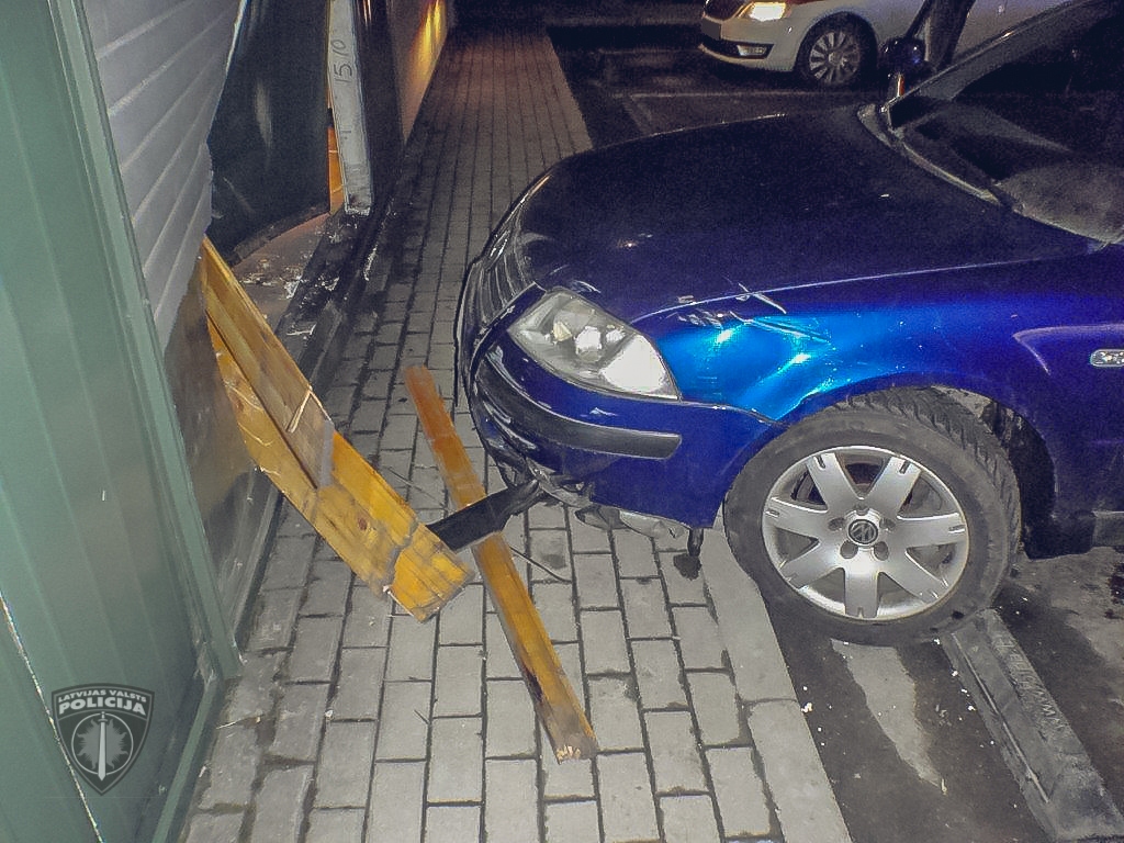 Automašīnu sadursmē Jelgavā traumas gūst divas sievietes