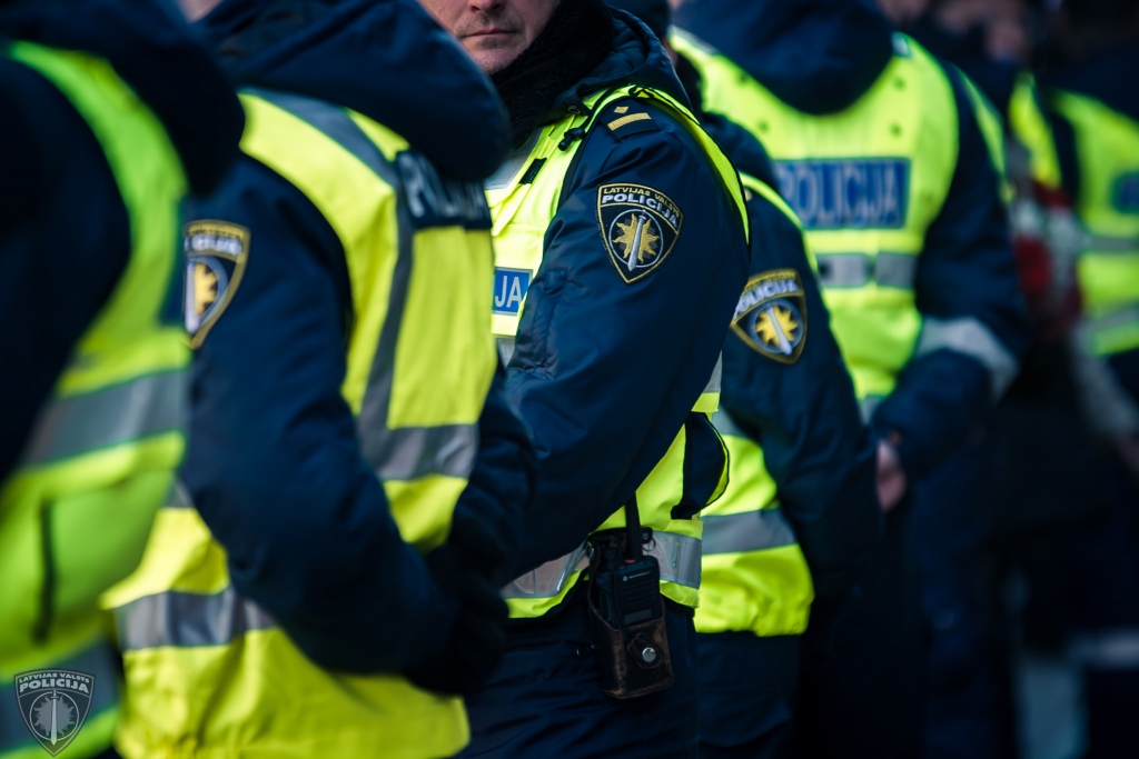 Ozolniekos izraisa sadursmi; traumas gūst pretī braucošās automašīnas vadītāja