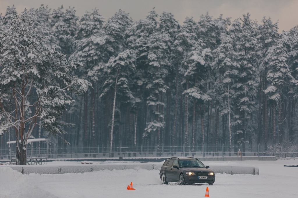 Jelgavā "BMW" vadītājam par apzinātu sānslīdes radīšanu piemēro 180 eiro sodu