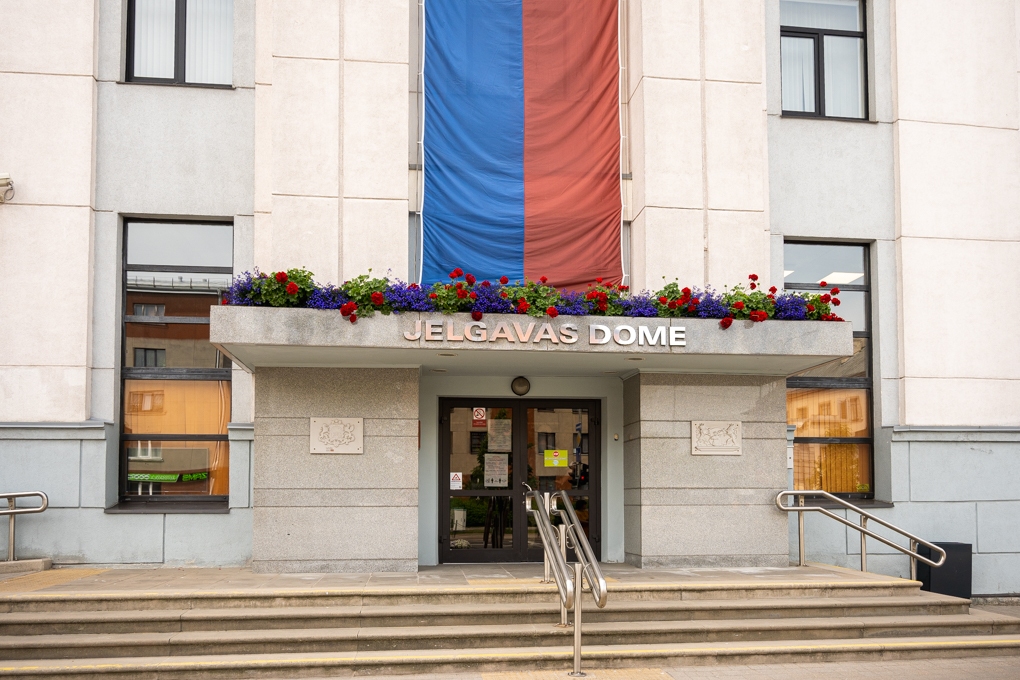 Pie Jelgavas domes veidojas rinda pēc Covid-19 sertifikātu izdrukām