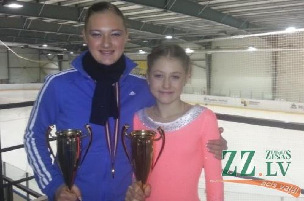 Daiļslidošana. Divas jelgavnieces kāpj uz pjedestāla augstākā pakāpiena