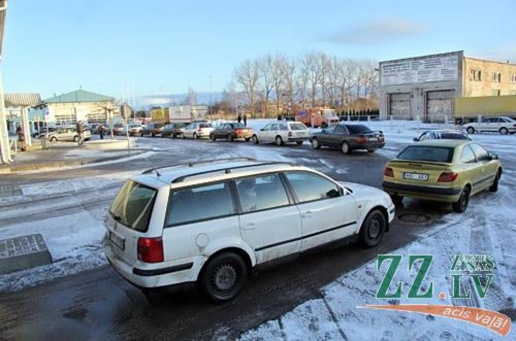 Foto: Vadītāji steidz iziet tehnisko apskati; CSDD strādās arī svētdien
