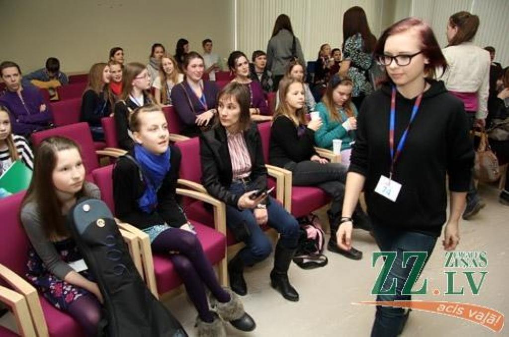 Zināmi kora dalībnieki, kas kopīgi iedziedās «Satiksimies Jelgavā»