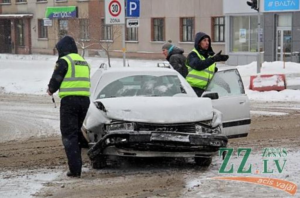 FOTO: Izbrauc pie sarkanā un izraisa avāriju