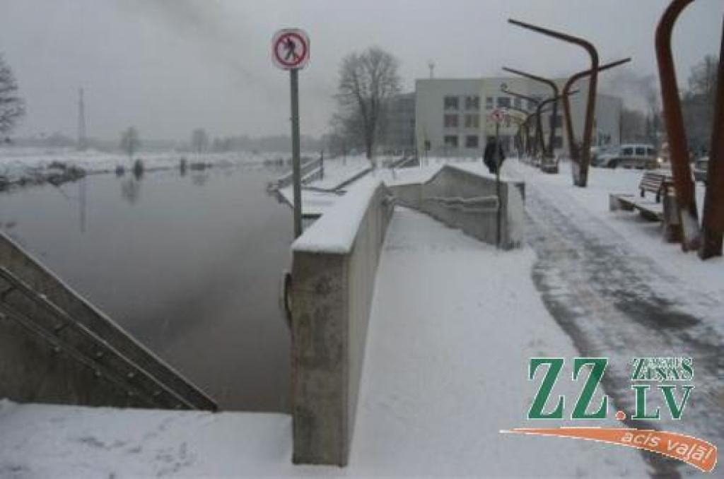 Aizliedz staigāt pa jaunizbūvēto apakšējo Driksas promenādi