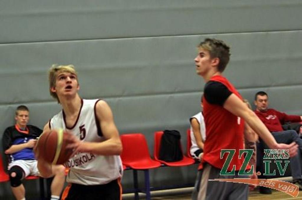 Basketbols. Skolu turnīrā izceļas Valsts ģimnāzija un 4.vidusskola (ar foto)