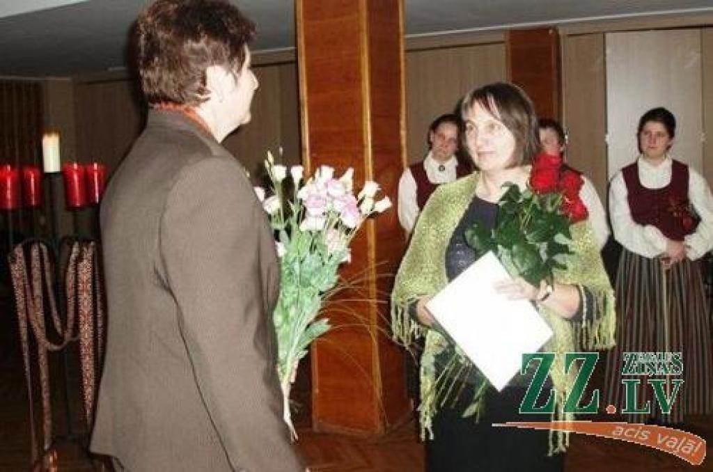 Foto: Jubilejā sveic folkloras kopas «Zemgaļi» vadītāju Veltu Leju