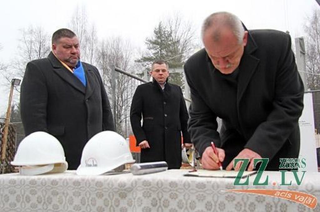 Mūrējot kapsulu, cer, ka halle tiks pabeigta līdz jaunajam mācību gadam (ar foto)