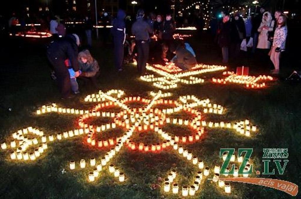 Foto: Jelgavā par godu svētkiem deg sveces un uguns zīmes