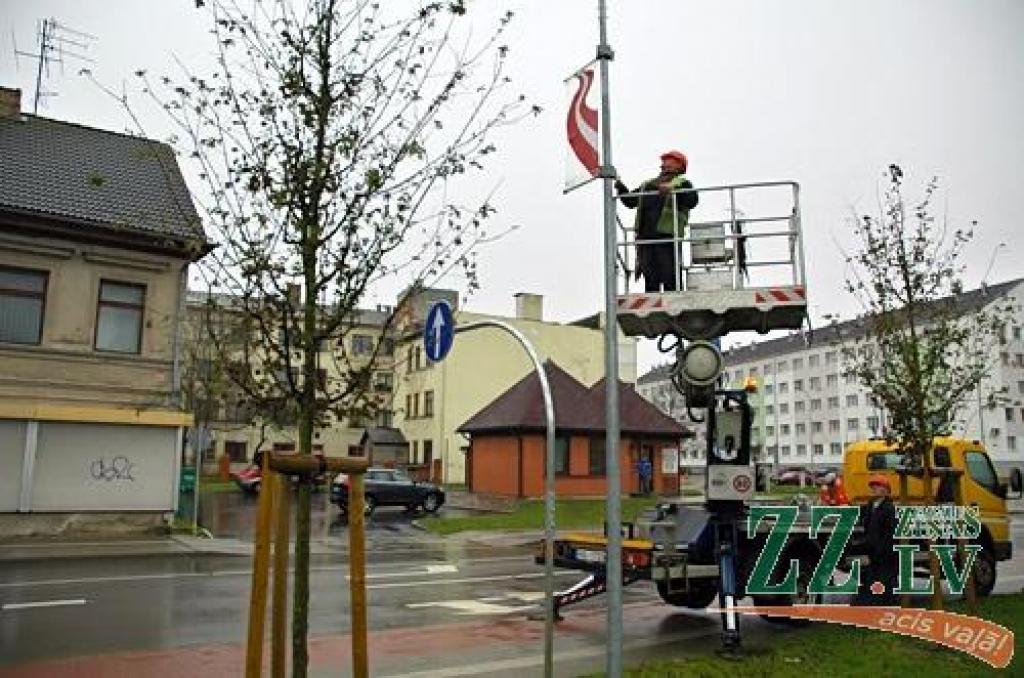 Foto: Raiņa iela tiek pie svētku rotas; karodziņi būs arī Ozolniekos un Jelgavas novada pagastos