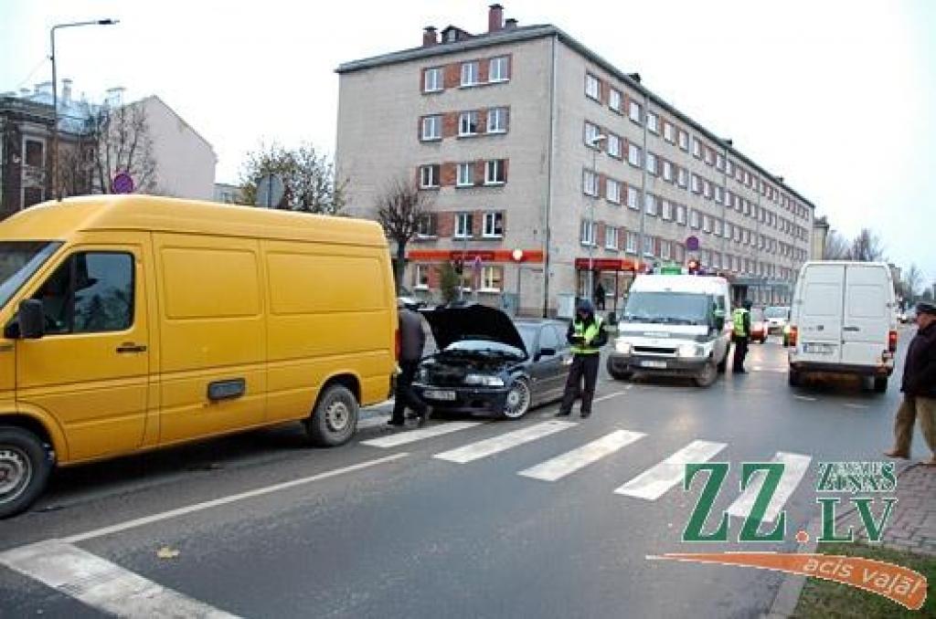 Foto: BMW izraisa četru auto sadursmi (papildināts)