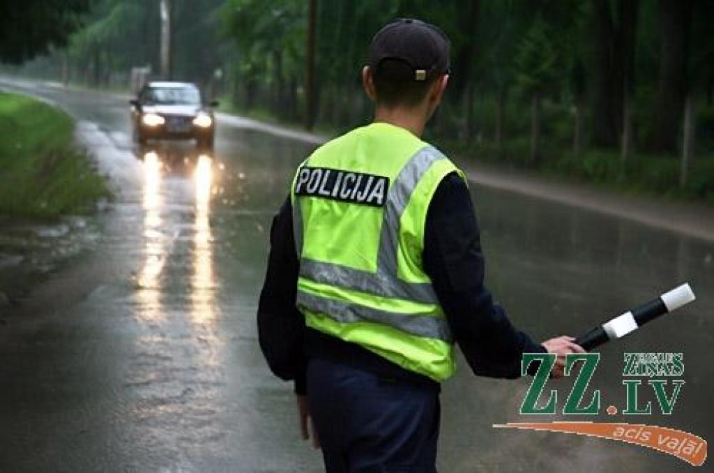 Par automašīnas zādzību aiztur trīs nepilngadīgos; policijai nākas šaut gaisā