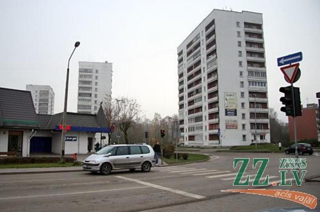 Izsauc glābējus, jo domā, ka industriālajam alpīnistam nepieciešama palīdzība