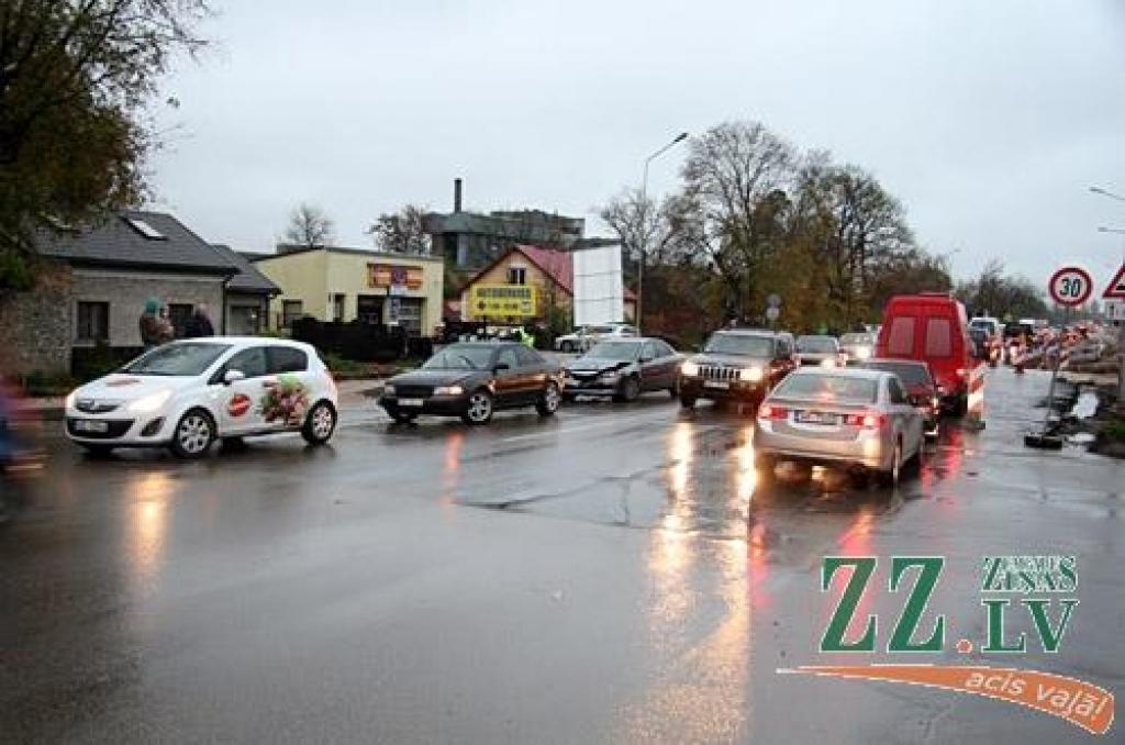 Foto: Remontdarbu, lietus un avāriju dēļ Jelgava slīgst sastrēgumos