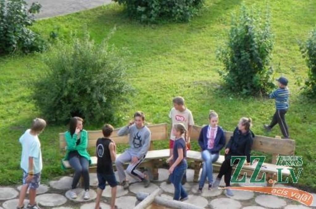 Platones pagasta «Teikās» iedzīvotāji labiekārto pagalmu (ar foto)