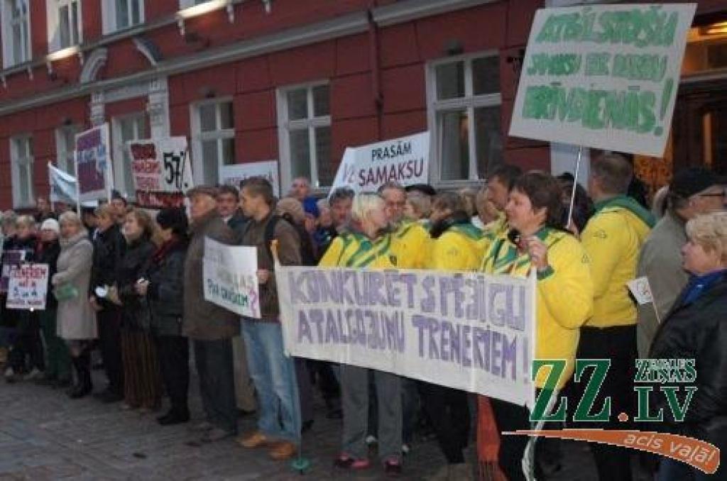 Sporta treneri piketā pie Saeimas prasa vairāk līdzekļu valsts budžetā