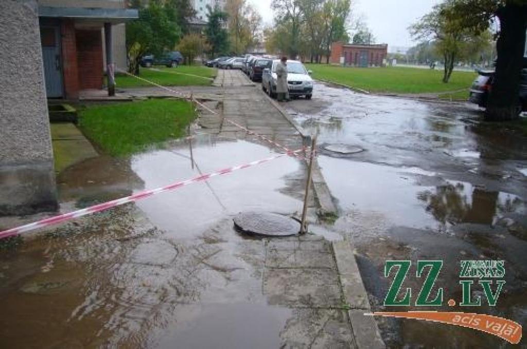 Foto: Ūdensvada avāriju sāk likvidēt tikai pēc vairākām stundām