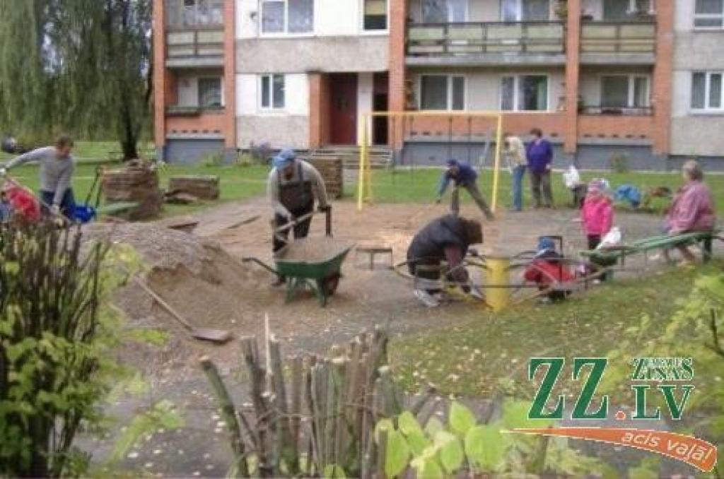 Iedzīvotāji Parka ielā Ozolniekos sakārto pagalmu
