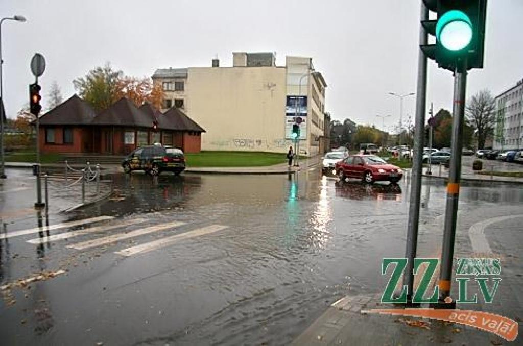 Vēja brāzmas postījumus nav radījušas; uz īsu mirkli applūst Raiņa ielas krustojums