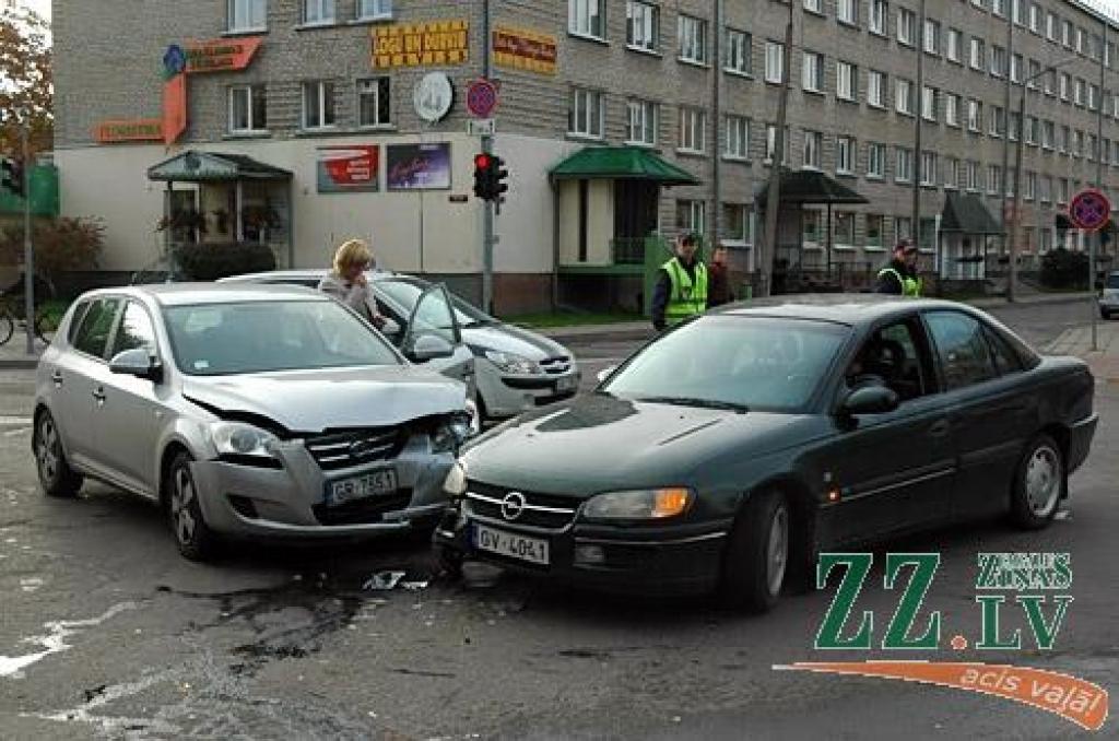 Foto: Jaunieši ar auto nepalaiž krustojumā un izraisa sadursmi