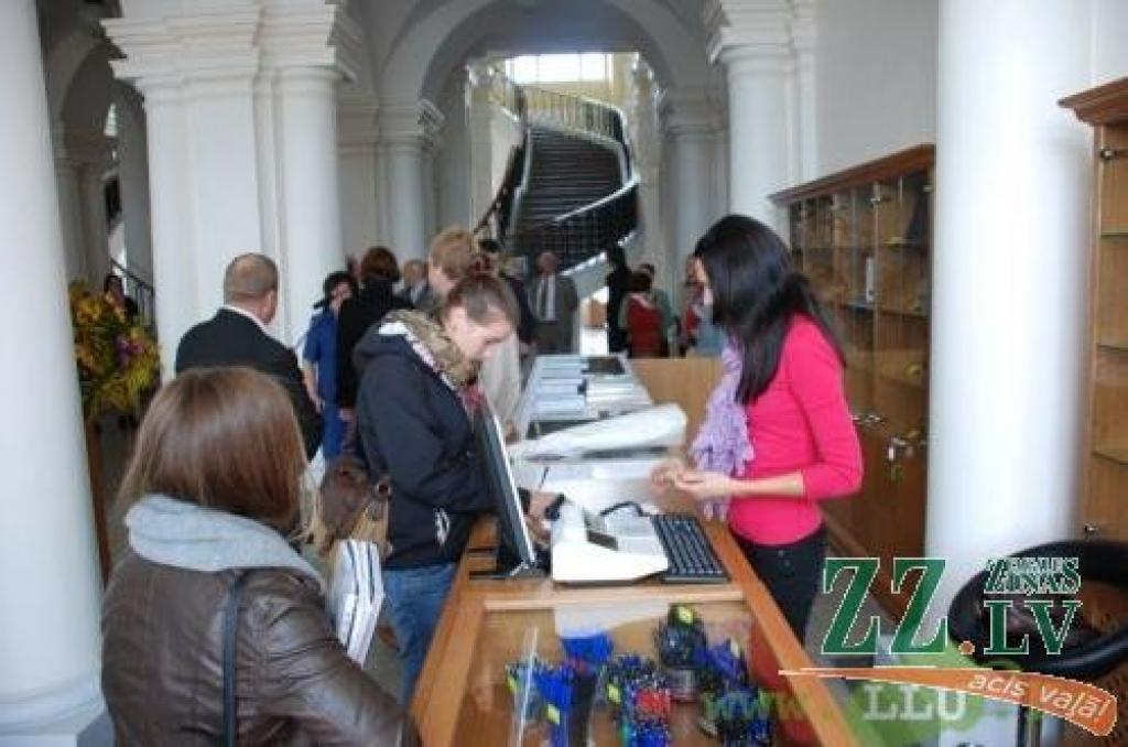LLU pilī atver grāmatu galdu, kur pārdod grāmatas un suvenīrus