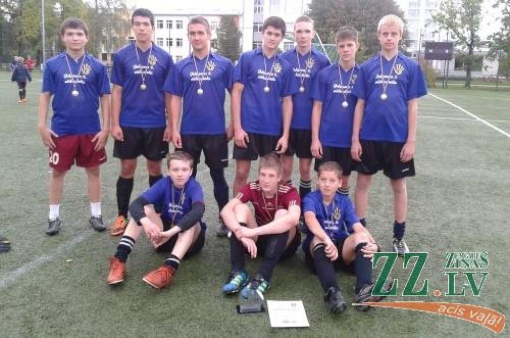 Futbols. Skolēnu spartakiādes turnīrā uzvar 5.vidusskola