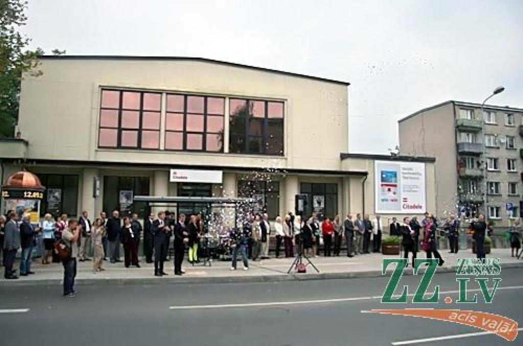 Pašvaldība Raiņa ielas atklāšanā: Pie jauninājumiem būs jāpierod (ar foto)