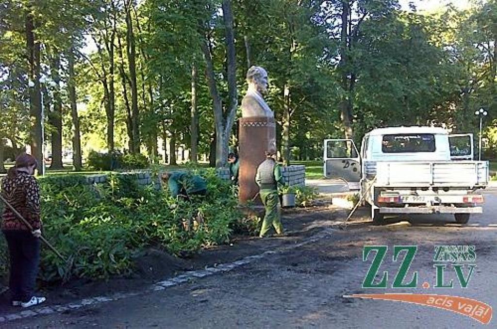 Foto: Pirms Dzejas dienām sakārto Raiņa pieminekļa apkārtni; šodien sākas pasākumi