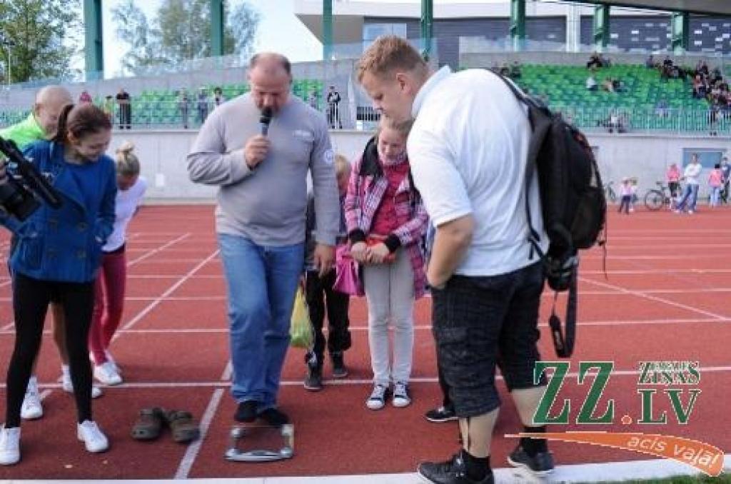 Pilsētas sporta diena. Pustūkstotis mazu un lielu jelgavnieku sacenšas 14 sporta veidos un aktivitātēs (papildināta fotogalerija)