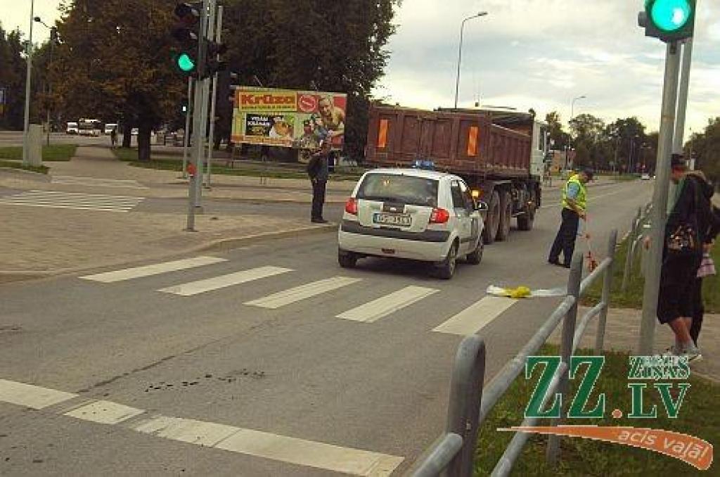 «Smagais» uz gājēju pārejas uzbrauc velosipēdistei