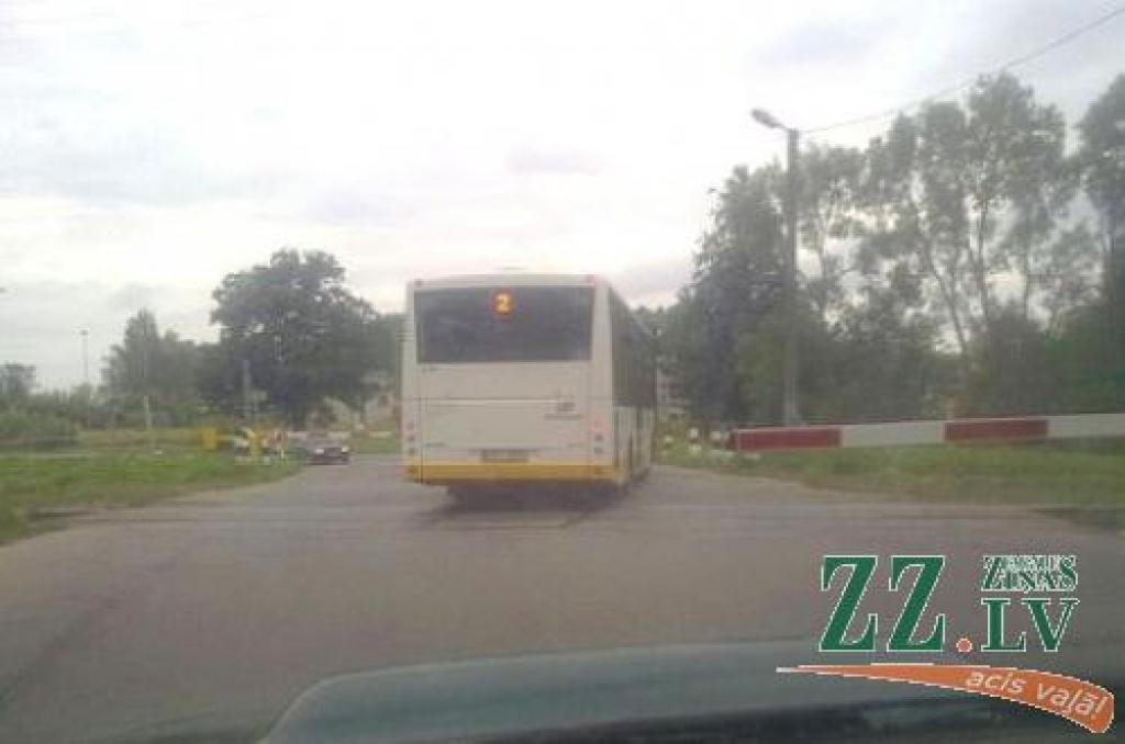 Aculiecinieks pieķer JAP autobusu pārkāpumā; šoferim draud 200 latu sods un palikšana bez tiesībām