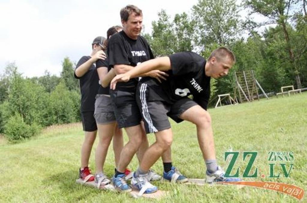 Foto: Lielplatones ģimenes sporta spēlēs «slēpo» pa zāli un orientējas