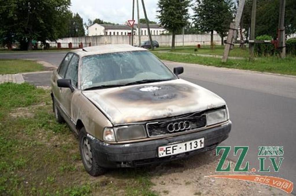 Foto: Garozas ielā aizdegas «Audi» motora nodalījums